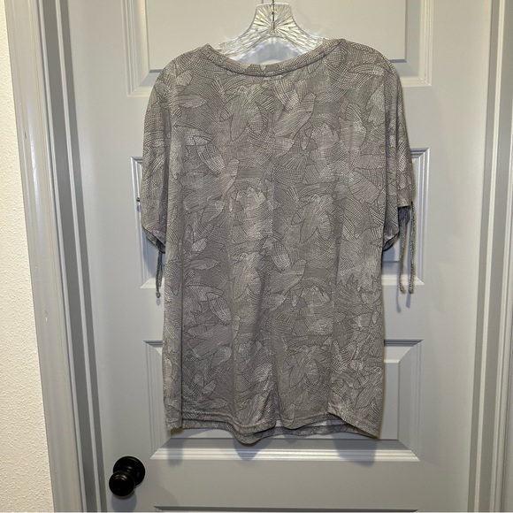 Xersion Grey Print V Neck Short Slit Tie Sleeve size 0X - Picture 8 of 9